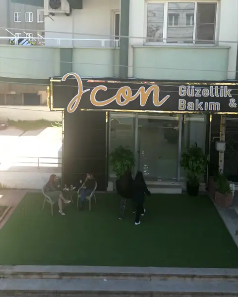 Icon Güzellik salonunun cadde üzerindeki girişi ve siyah-altın tabelası